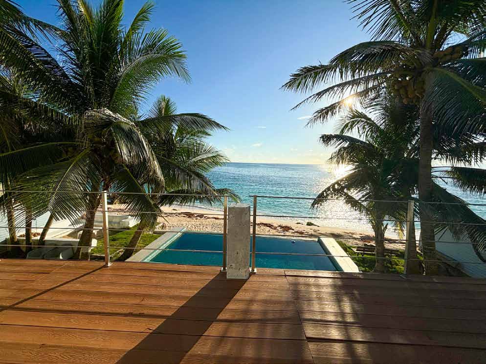 Deck de la piscina con reposaderas