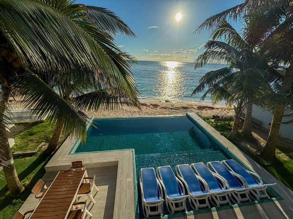 Piscina al atardecer en la casa vacacional