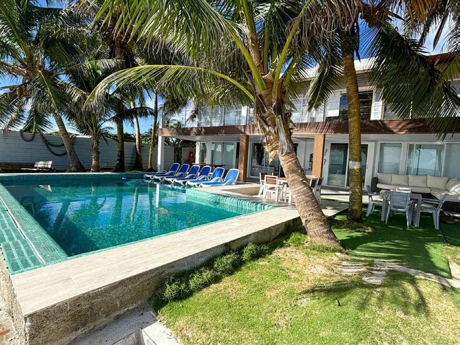 Jardín tropical alrededor de la piscina
