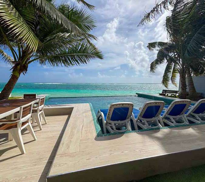 Piscina de la casa con vista al mar Caribe