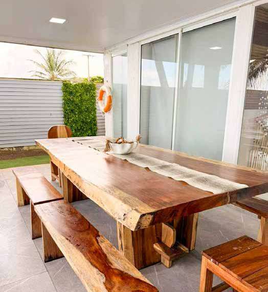 Mesa exterior junto a la piscina