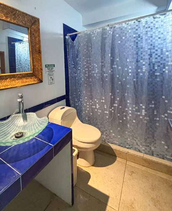 Baño con ducha amplia